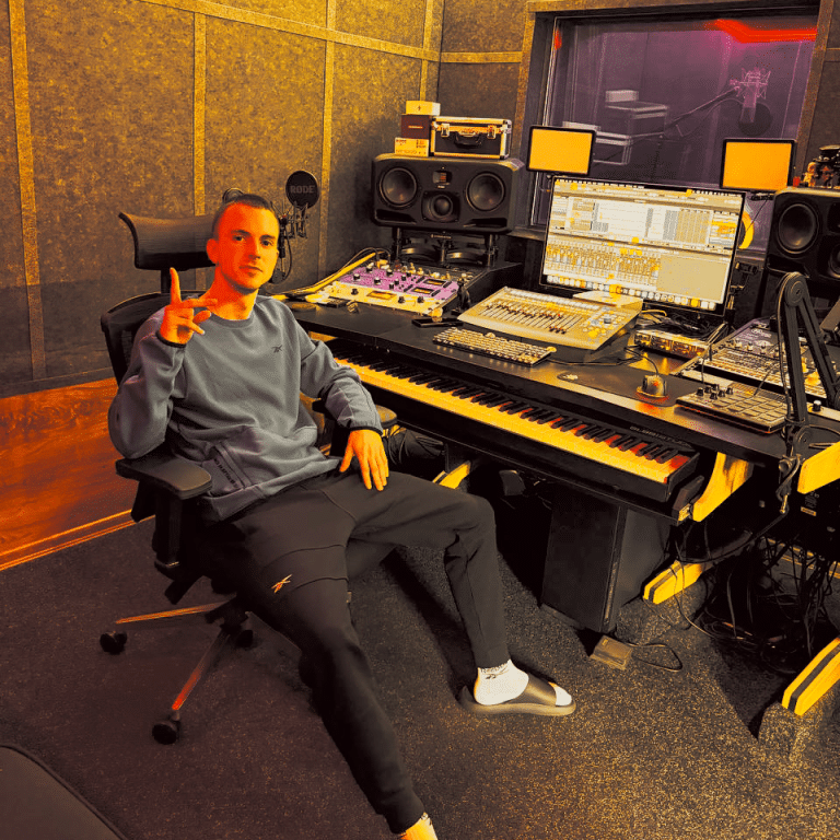 Kesja в студии звукозаписи — хип-хоп артист лейбла E2W Foundation